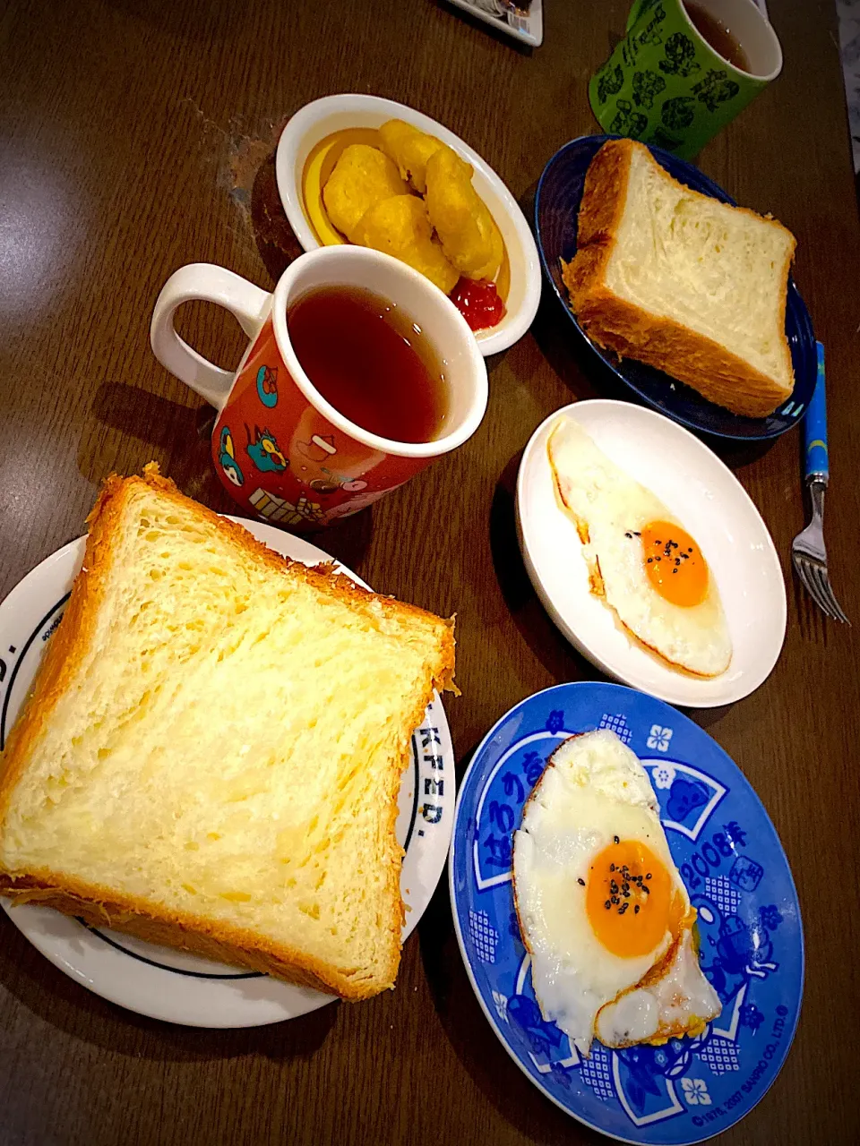 京都グランマーブル🍞　チキンナゲット　トマトソース　目玉焼き　胡麻塩　アールグレイティー|ch＊K*∀o(^^*)♪さん