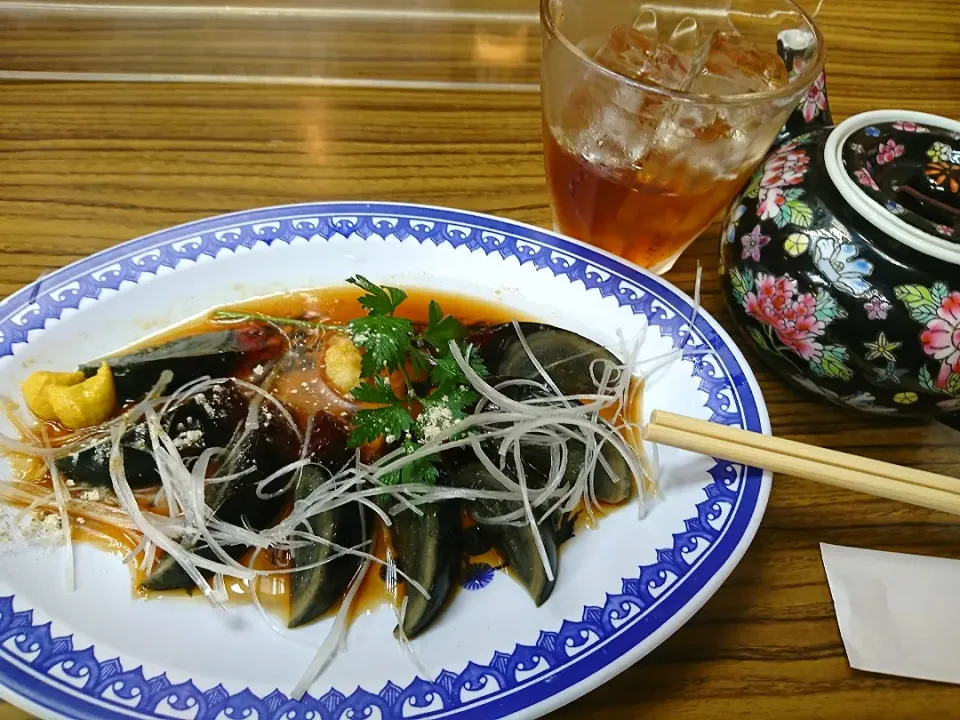 狸の宴シリーズ
昨夜の彷徨‼️ヽ(´Д｀;)ノﾊｱﾊｱ
其の④(目的地)

梅田新食堂街 平和樓
 (老舗の中国料理店)  

当日の狸的単品コース

[前菜]←写真の物
ピータン

[お摘み]
餃子(1人前/酢醤油は掛かってくる)
※タレ別の希望は言ってみて下さい。
[大菜(ダーツァイ)/主菜①]
宮爆蝦仁
(大海老の唐辛子炒り付け)
[大菜(ダーツァイ)/主菜②]
酢豚
[大菜(ダーツァイ)/主菜③]
麻婆豆腐
※〆/湯(タン/スープ)変わりに

[酒類]
🍺&紹興酒ロック&麦焼酎ロック
※
中国白酒(パイカル)は有りませんので
変わりに麦or芋焼酎を。


コース料理が幾つかと
定食が一種類、、だけ有ります。
単品は割りと量が有るので、
狸並みに大食漢で無いと何品も
食べれ無いかもです。
定食なら独りでも食べれます。

親しい間柄の2～3人で行くのが良いかも
問題点‼️
喫煙なんですよ此のお店…。😡⚡
狸は嫌煙者です。(TДT)
※
個人的御願い。
喫煙所では無いので、吸って良いからと
喫煙目的で行くのは強く自制下さい。
|タヌキさん