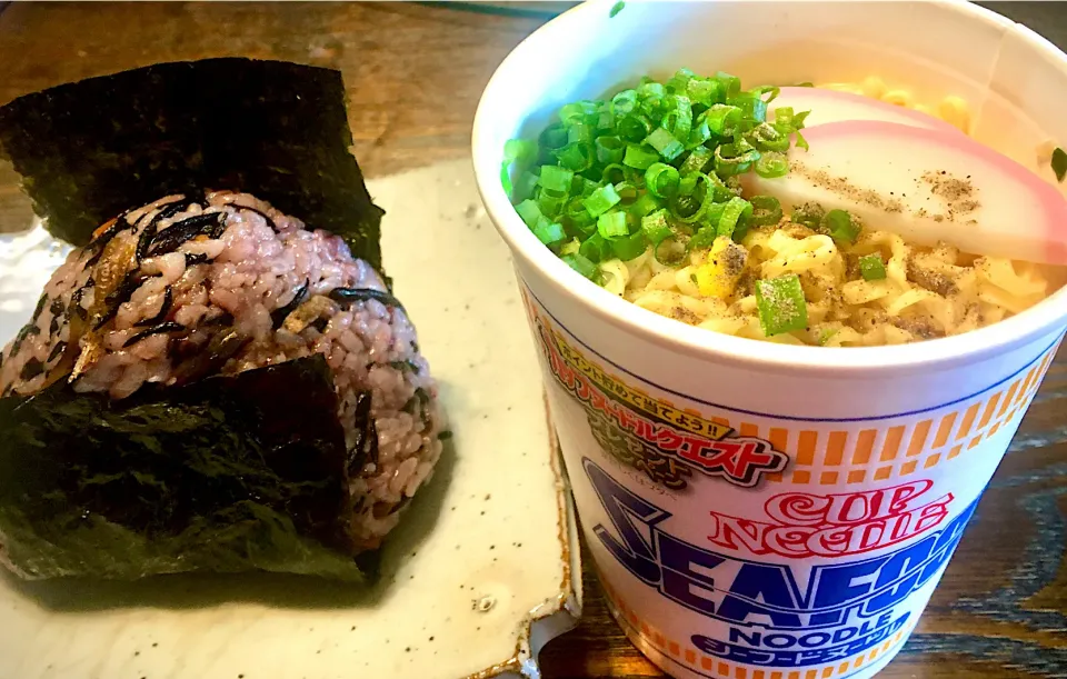 今日の手抜きランチは                               「カップ麺&古代米むすび(ひじき混ぜ)」|mottomoさん