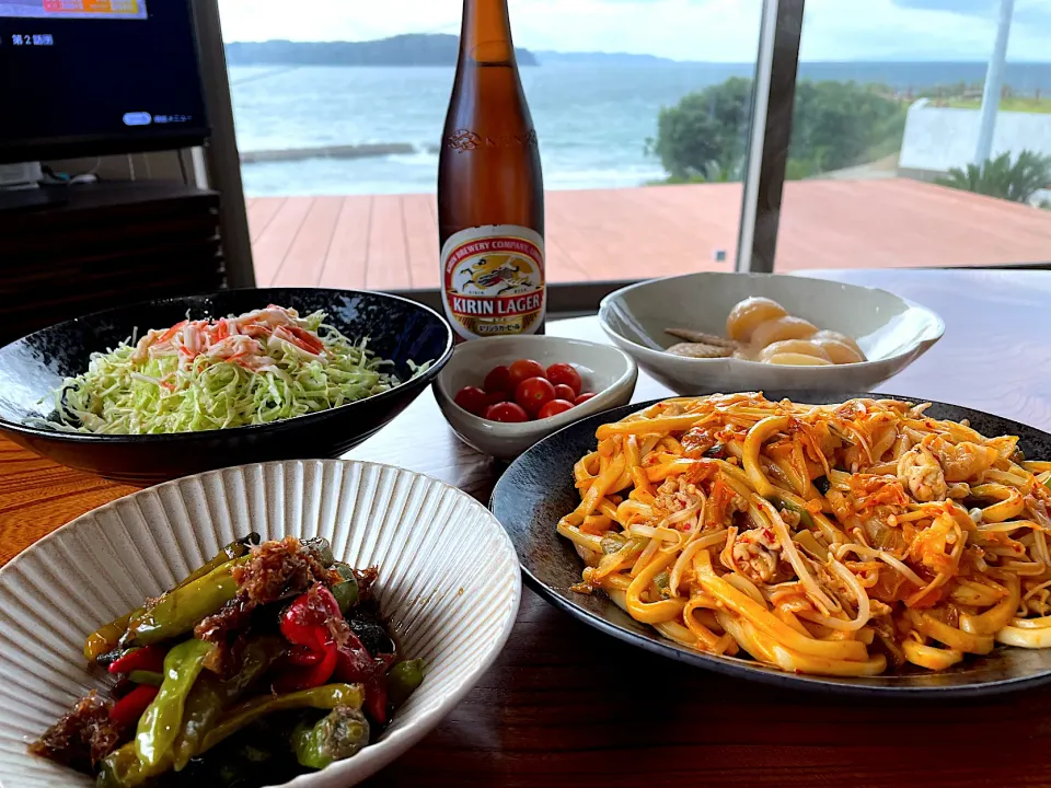 Snapdishの料理写真:2022.10.22 豚キムチ焼きうどん🍻🍻🍻|ゆみずさん