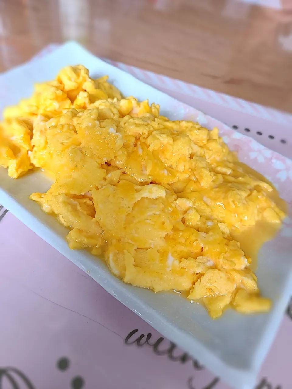 小4の次男が作ってくれたコンソメ味の
とろとろスクランブルエッグ😋|みぽりん♪さん