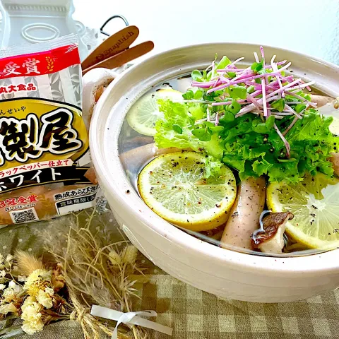 「燻製屋熟成あらびきポークウインナーホワイト」を使ってみたSnapdishの料理・レシピ写真:ウインナーとレタスのペッパーレモン鍋🍋
〜 𝘣𝘭𝘢𝘤𝘬 𝘱𝘦𝘱𝘱𝘦𝘳 × 𝘭𝘦𝘮𝘰𝘯 〜
【丸大食品さん“燻製屋熟成あらびきポークウインナー ホワイト”使用🐷⓵】