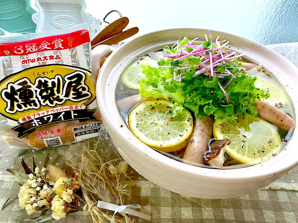 ウインナーとレタスのペッパーレモン鍋🍋
〜 𝘣𝘭𝘢𝘤𝘬 𝘱𝘦𝘱𝘱𝘦𝘳 × 𝘭𝘦𝘮𝘰𝘯 〜
【丸大食品さん“燻製屋熟成あらびきポークウインナー ホワイト”使用🐷⓵】|がぁがさん