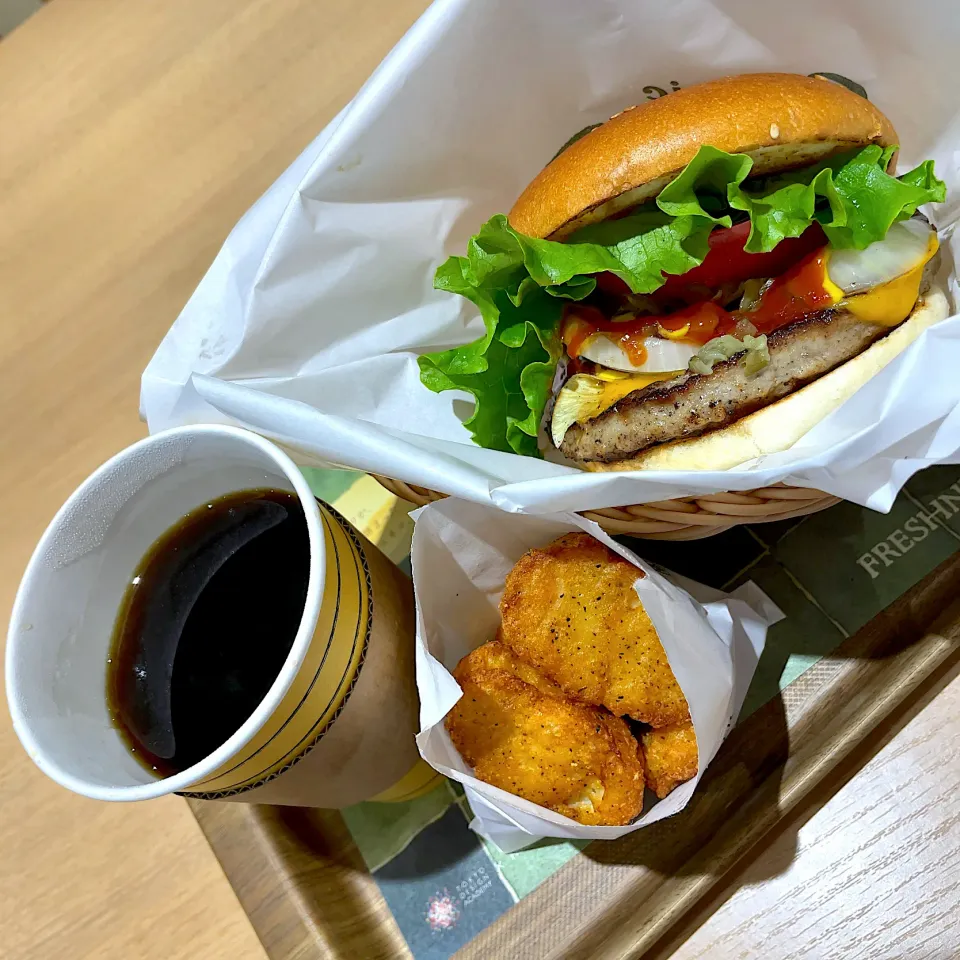 Snapdishの料理写真:クラシックチーズバーガー
国産チキンナゲット
ドリップコーヒー|T. Wonderさん