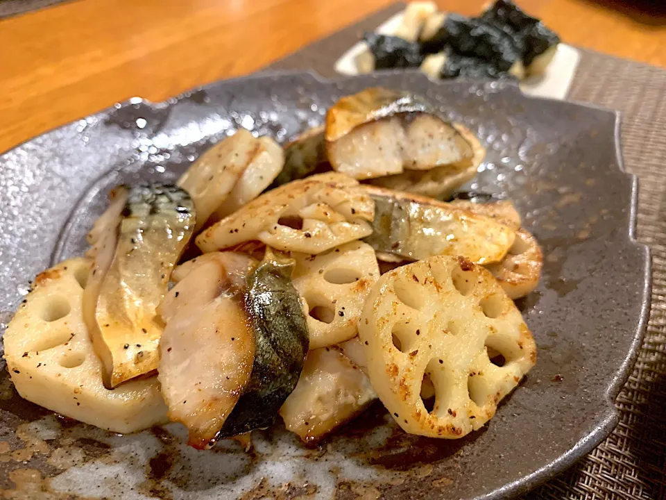 塩サバとれんこんのマヨ炒め|いちごさん