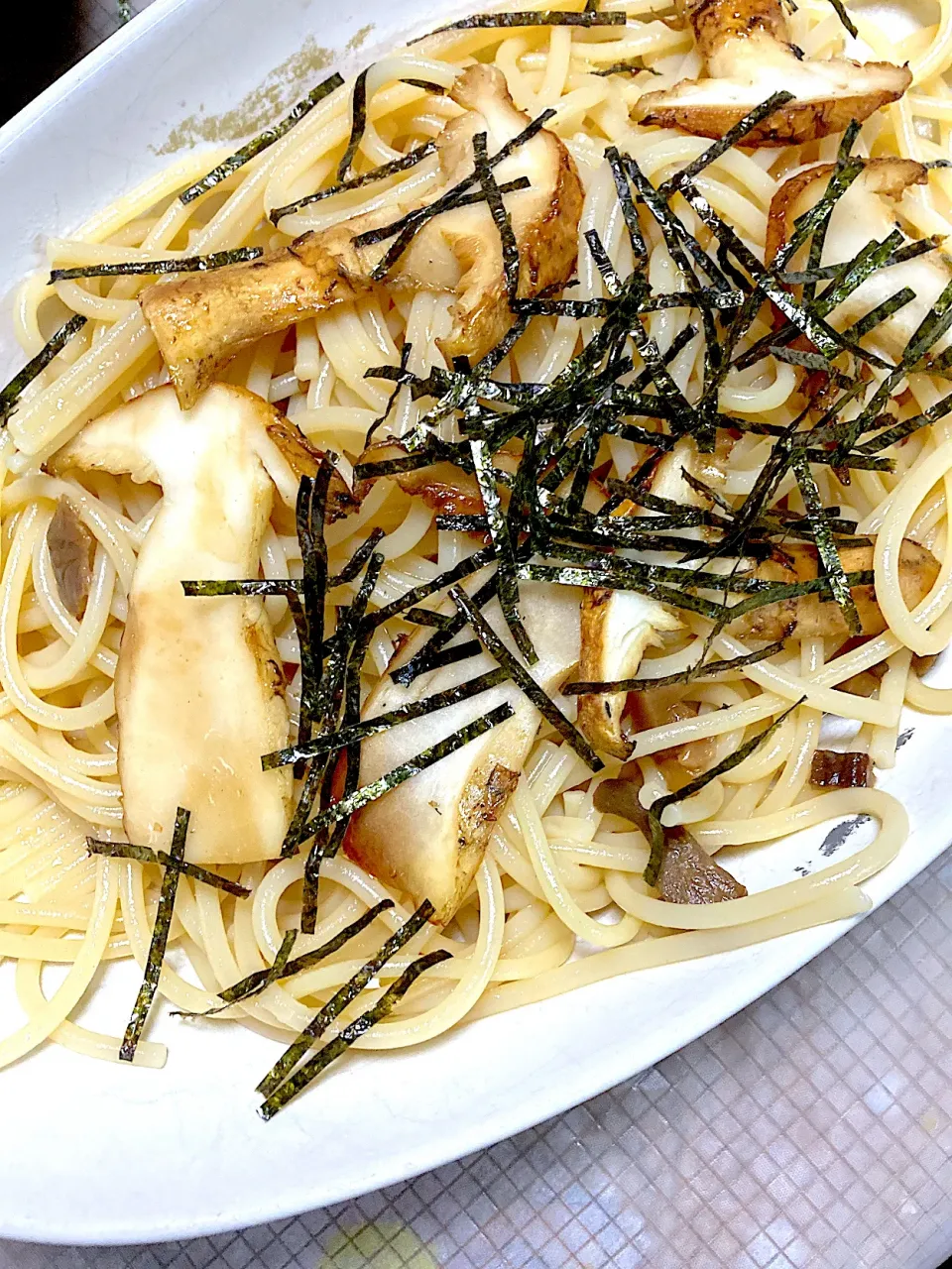 Snapdishの料理写真:和風きのこの松茸のせパスタ、ワカメスープ、ミックスサラダ|Ayaさん