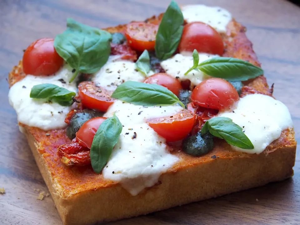 Fresh mozzarella and tomatoes toast|Misstyさん