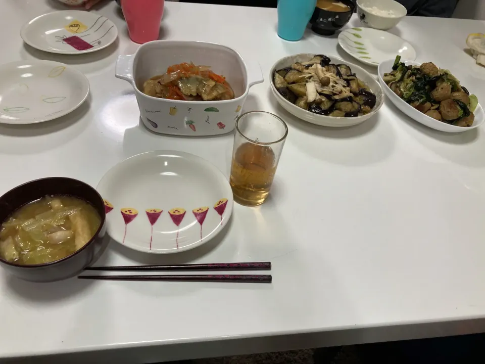 Snapdishの料理写真:晩御飯。☆鯵の南蛮漬け☆鶏団子の創味シャンタン炒め（ほうれん草、キャベツ、キノコmix）☆揚げ茄子とキノコmixの中華和え☆みそ汁（キャベツ、キノコmix、揚げ）|Saharaさん