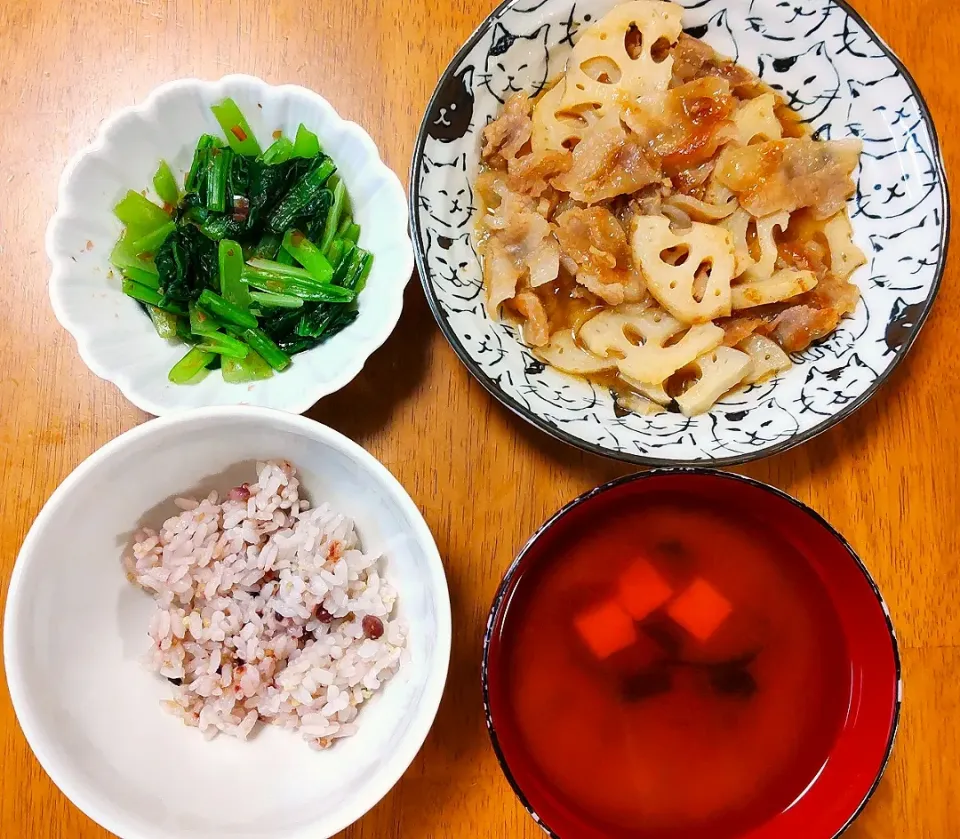 Snapdishの料理写真:2022 1014　豚バラとれんこんの甘酢炒め　小松菜のおひたし　豆腐とわかめのお味噌汁|いもこ。さん