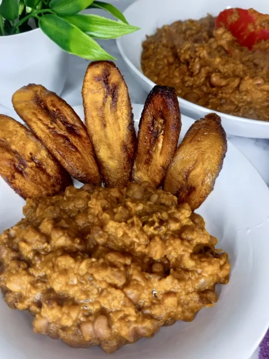 Nigerian dish. beans and fried plantains|ebyzrecipes1さん