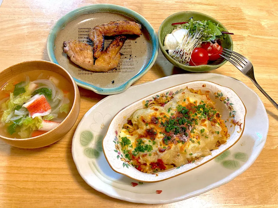 とうもろこしパスタと豆乳ホワイトソースのミートドリア💚カニカマと白菜のスープ💚手羽先のグリル焼き💚蒸し鶏のサラダ|さくたえさん