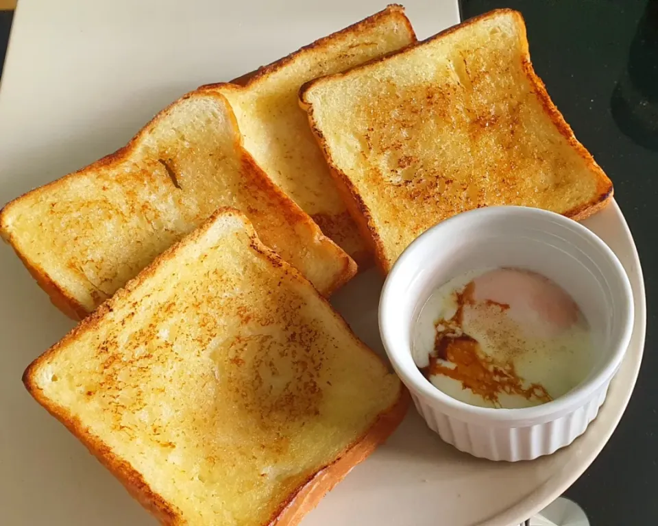 Sunday Lazy breakfast 
Butter Sugar Toasts Egg 🥚 😋💕|🍒lynnlicious🍒さん