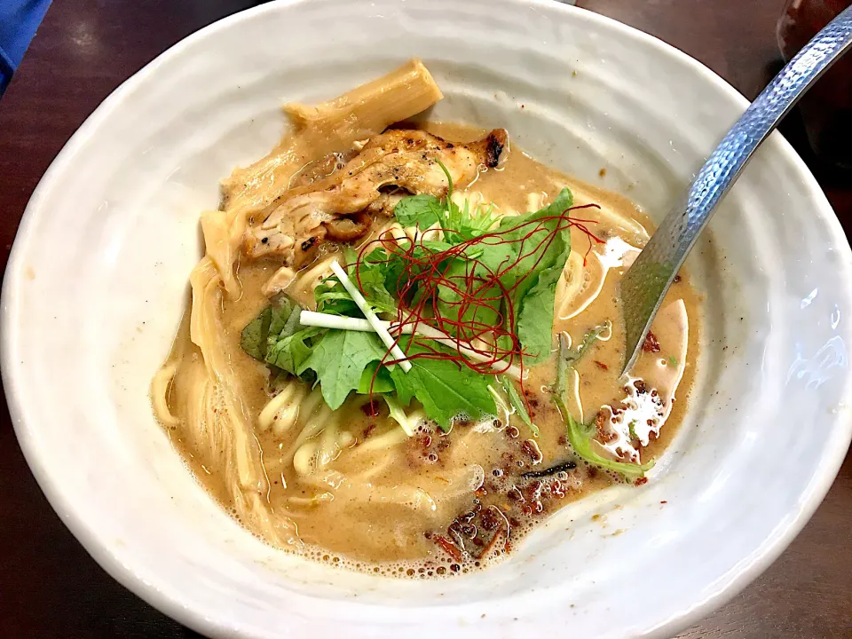 グリーンカレーラーメン  予想よりは辛くなく食べやすかった。トッピングの鶏肉も美味しい٩(^‿^)۶|リフルシャッフルさん