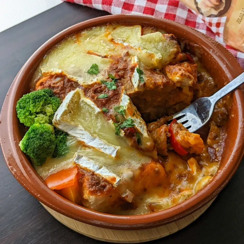 まるごとブリーのキーマカレーハンバーグパン🍞グラタン|ぶりてりあさん