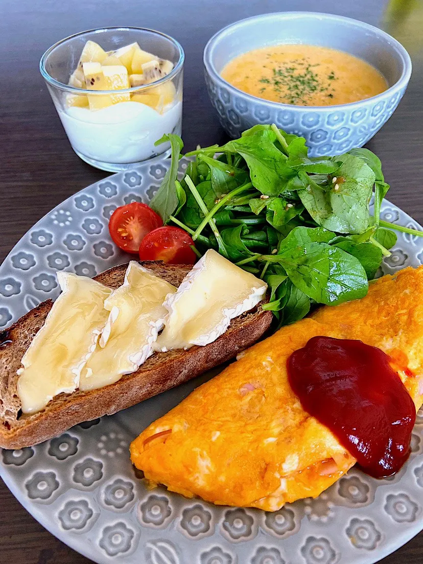 ⭐️ノアレザンのブリーチーズ、蜂蜜乗せ⭐️ハムとブリーチーズのオムレツ⭐️野菜サラダ⭐️かぼちゃのポタージュ⭐️サンゴールドキウイ乗せヨーグルト|よっちぃさん