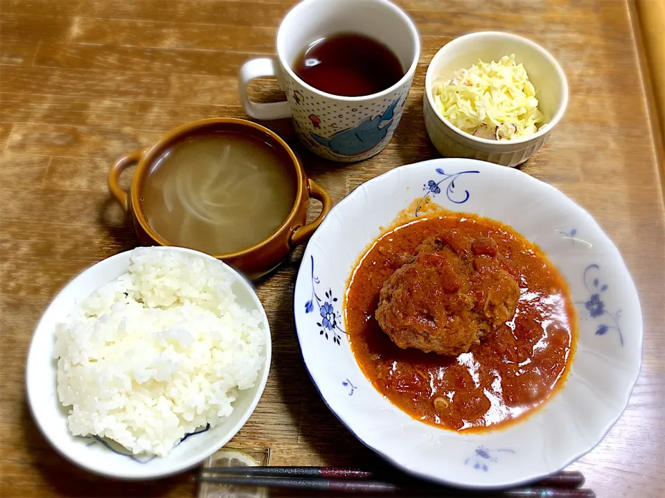 Snapdishの料理写真:煮込みハンバーグ・コールスロー・オニオンスープ・ご飯|ちびろ菌さん