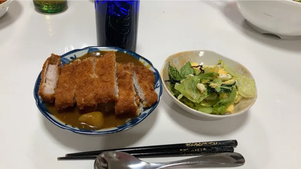 Snapdishの料理写真:晩御飯(^^)☆カツカレー☆サラダ（レタス、胡瓜、卵、塩昆布、酢、塩）|Saharaさん