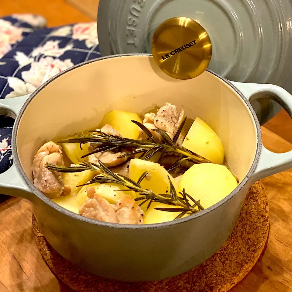 ル・クルーゼでつくる鶏もも肉とじゃがいも🥔のグリル☺︎|まめすけ。さん