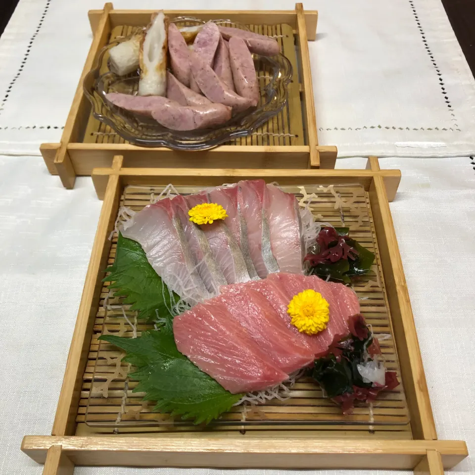 Snapdishの料理写真:燻製屋熟成あらびきポークウインナー＆ちくわ＊中トロ＆かんぱちお刺身|henryさん