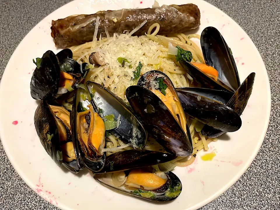 Green Pesto Spaghetti w/ Mussels in a white wine & parsley sauce. Mushroom sausage.|270w178bさん