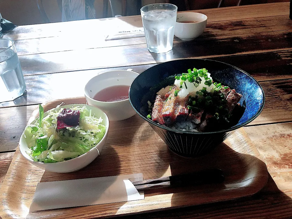 Snapdishの料理写真:森の中のステーキ丼🍃|しんさんさん