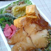 Snapdishの料理写真:パパのお弁当
✳️煮魚　カラスガレイ
✳️豚肉とキャベツの炒め物
✳️春菊の胡麻和え
✳️だし巻き
✳️生姜梅酢漬け
✳️わさびふりかけ

実は、煮魚のとき入れた生姜が1番美味しい　笑|かみちゃんさん