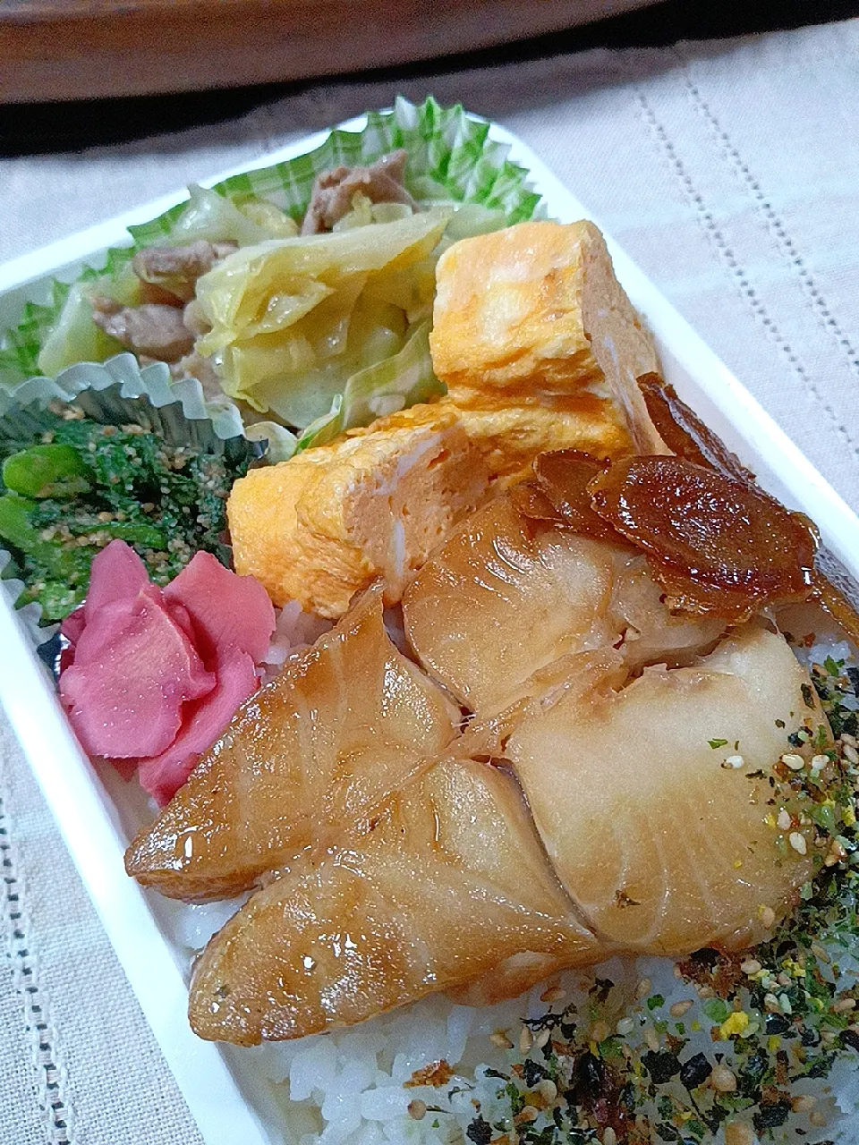 Snapdishの料理写真:パパのお弁当
✳️煮魚　カラスガレイ
✳️豚肉とキャベツの炒め物
✳️春菊の胡麻和え
✳️だし巻き
✳️生姜梅酢漬け
✳️わさびふりかけ

実は、煮魚のとき入れた生姜が1番美味しい　笑|かみちゃんさん