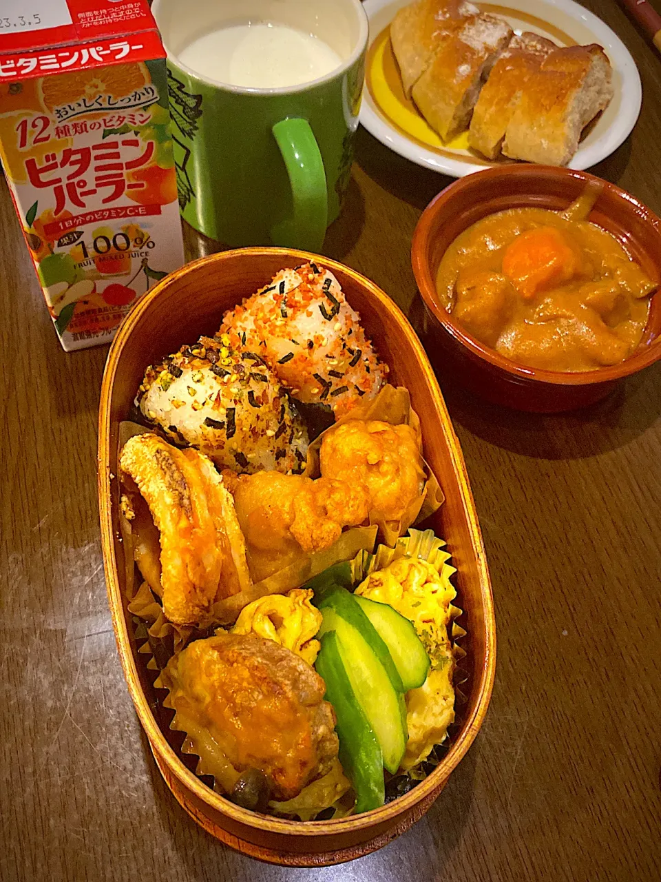 お弁当🍱　おむすび　鰹たらこふりかけ　焼き海苔　フライドチキン　イカリングフライ　出し巻き卵　チーズハンバーグ　ブラウンシチュー　ジュース　ホットミルク　チーズブレッド|ch＊K*∀o(^^*)♪さん