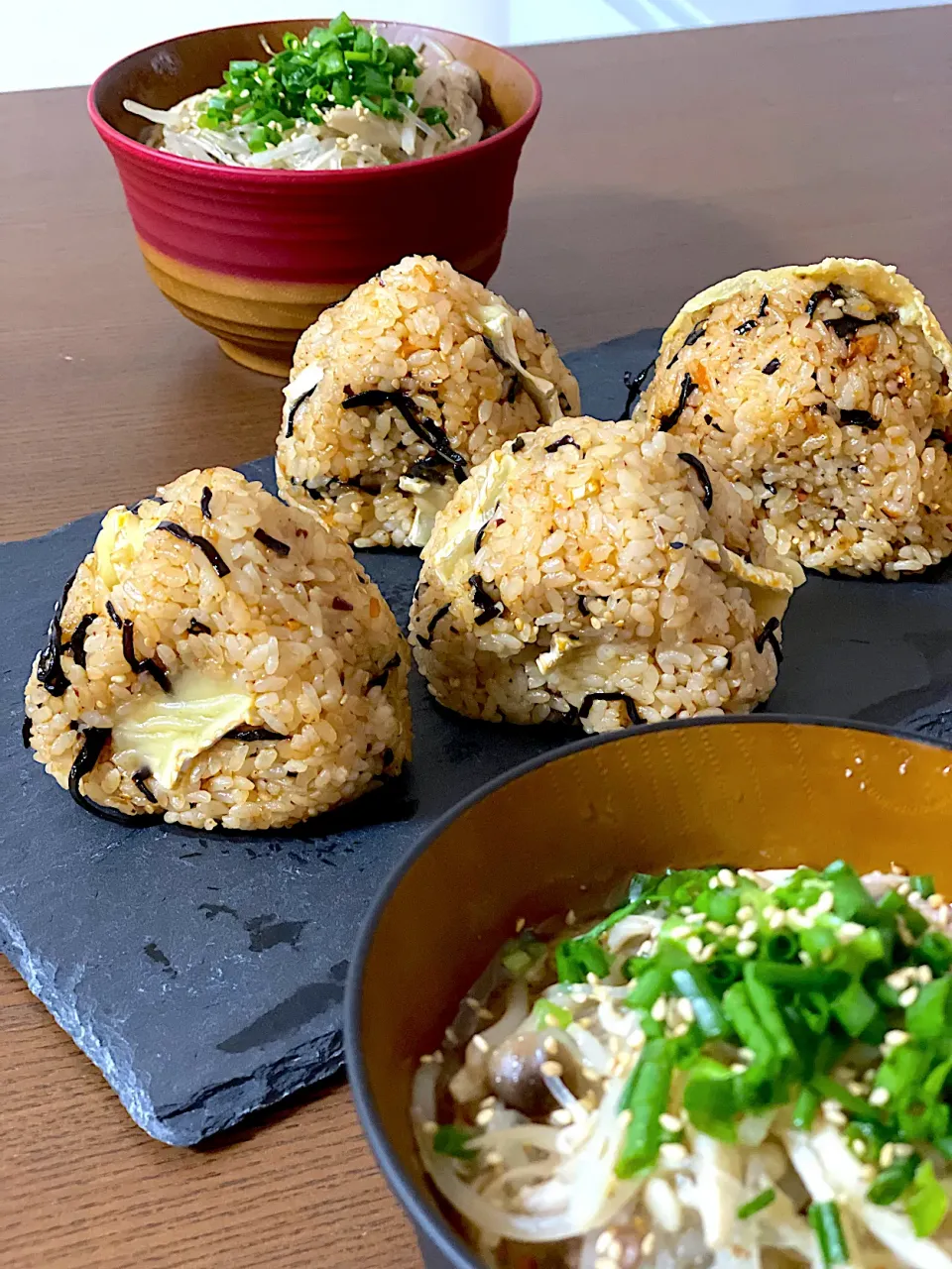 からあげビールさんの料理 おつまみ炭水化物♪食べラー塩こんぶチーズ焼きおにぎりandからあげビールさんのお料理旨辛ヒーハー‼︎体ぽっかぽか♪辛味噌豚もやし春雨スープ🐽|いっちゃんさん