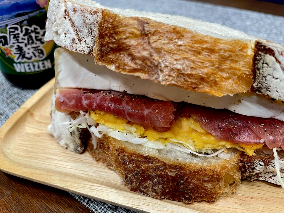 ルスティックブリーと生ハムと卵のオープンサンド🥪