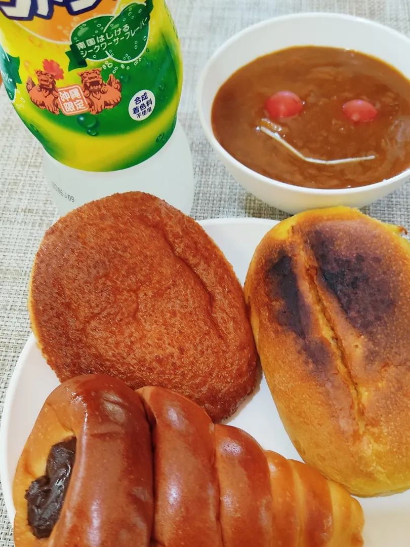 Snapdishの料理写真:総菜パンはまだまだ続く

カレーパン、はちみつバターパン、濃厚チョコクリームコロネ。
チョココロネなんて、メッチャ久しぶりにいただきます。
こりゃチョコが濃ゆい。給食のパンとはめっきり違いますな。|Rピージャーさん