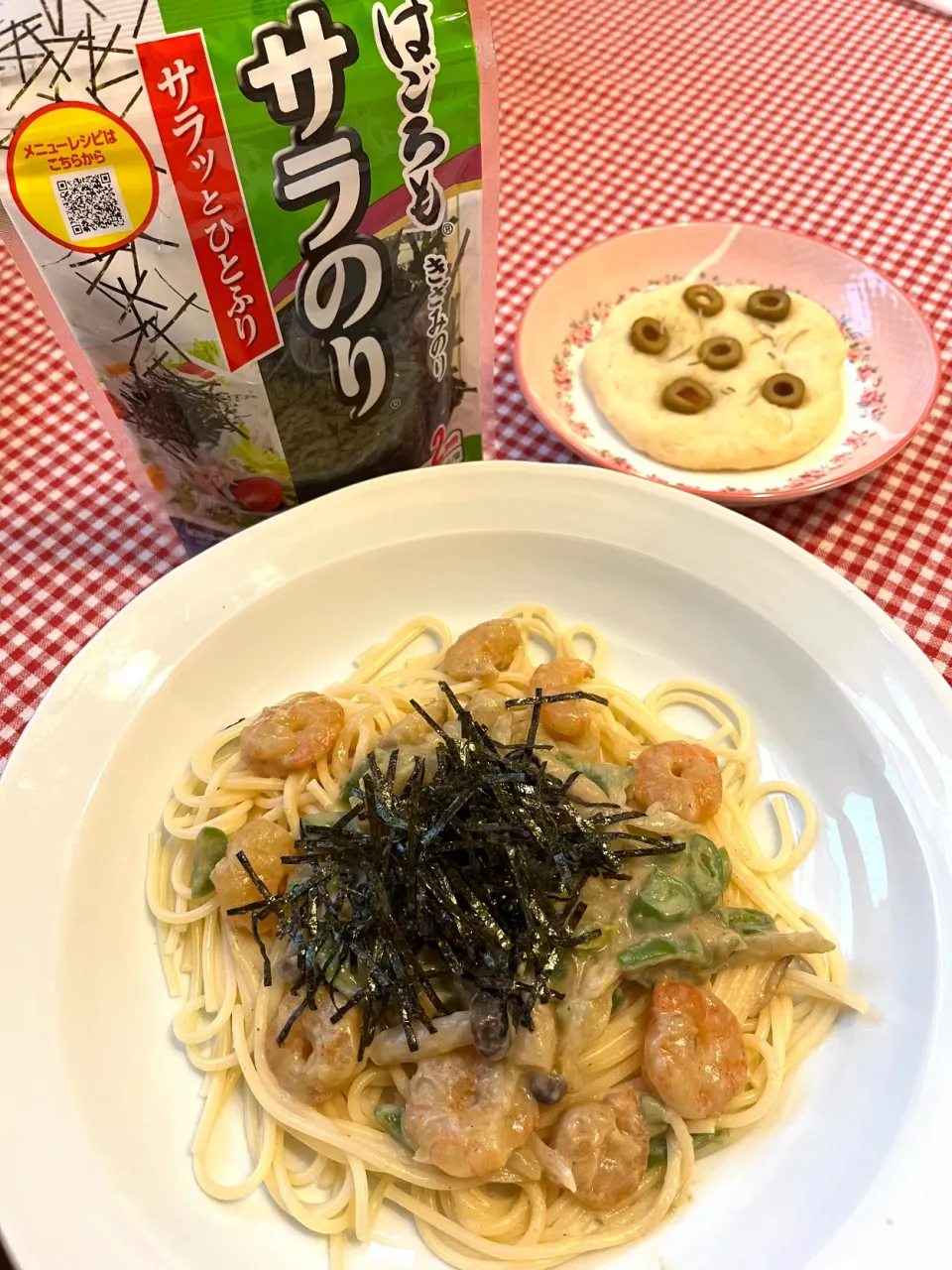 きざみ海苔を和風海老パスタにたっぷりかけて💕|ことはさん