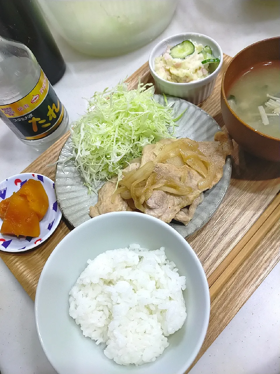 Snapdishの料理写真:スタミナ源たれのぶた焼き
かぼちゃの煮物
ポテトサラダ
大根とえのきとわかめの味噌汁|羊さんさん