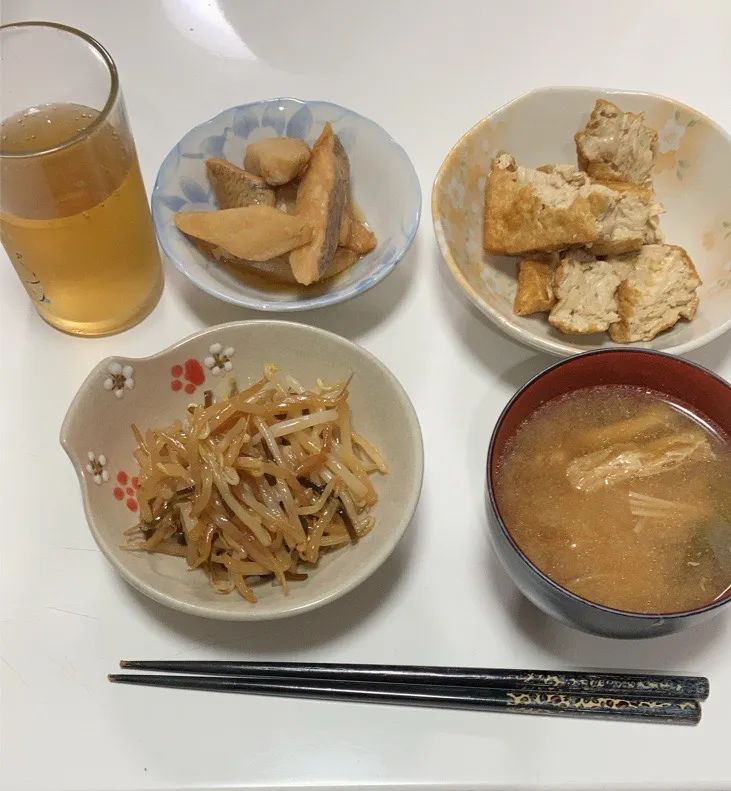 Snapdishの料理写真:作り置きで晩御飯。☆厚揚げのレンチン煮☆アブラカレイの煮物☆もやしと塩昆布の中華和え☆みそ汁（白菜、葱、キノコmix）|Saharaさん