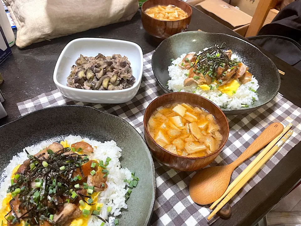 Snapdishの料理写真:照り焼きチキンの和風オムライス、なすたツナのうま和え、みそ汁|ハルさん