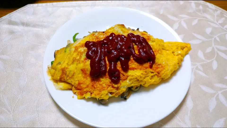 Snapdishの料理写真:10/24の夕食
ぶなしめじたっぷりのオムレツ🥚|卯月さん