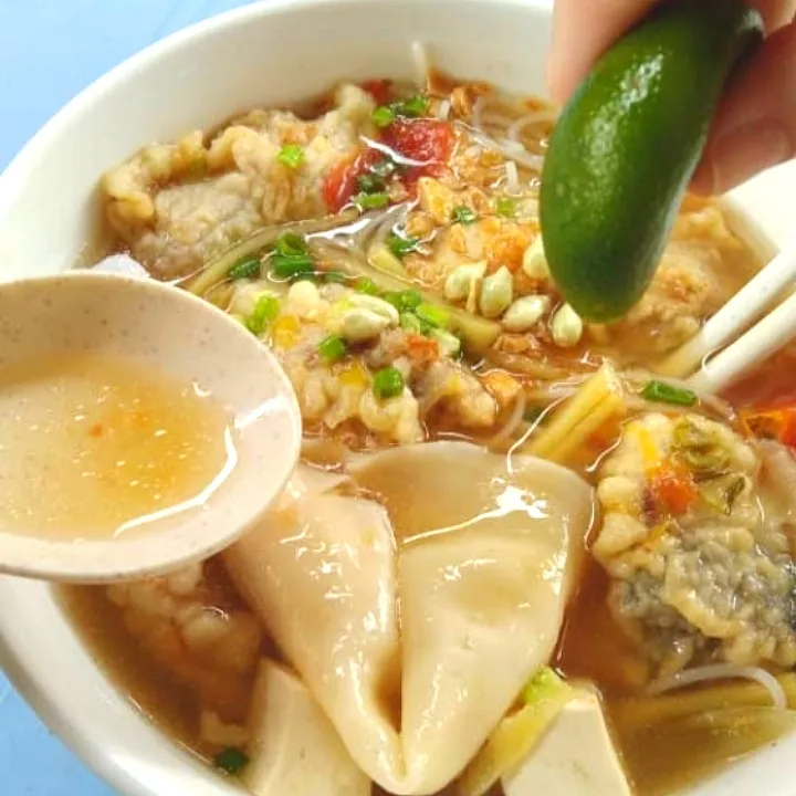 Snapdishの料理写真:Mee hoon fish soup with tomato, wantan and lemon juice|Harlina  (Malaysia)さん