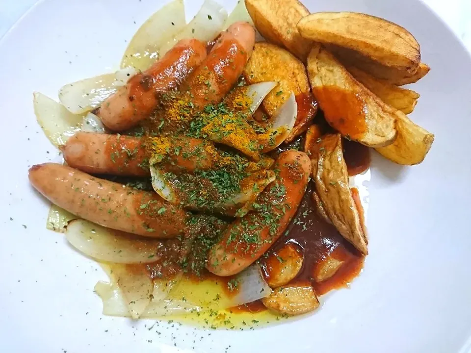 狸の宴シリーズ
今宵の御酒の肴はドイツ料理‼️

[お酒の肴]
Currywurst (カリーヴルスト)
ドイツ定番料理
[素材]
ソーセージ/フライドポテト/フライド大蒜/玉葱/ケチャップソース/カリー粉(狸特製の混合香辛料)

此のレシピで🍺が1リッター位は軽く呑めてしまいます。( ・∀・)ｷｬﾋﾟ
今後は狸を、某ローゼンリッター連隊の
狸伯爵とお呼び下さい。🤣🤣🤣

ちな、連隊長のシェーンコップ氏は
元男爵家で伯爵は金髪の小僧氏ですが。(^_^;)元ネタ分かるかなぁ。

丸大食品様
燻製屋熟成あらびきポークウインナーをご提供を賜り有り難う御座います。
並びに
ヴァズ株式会社様
有り難う御座います。
|タヌキさん