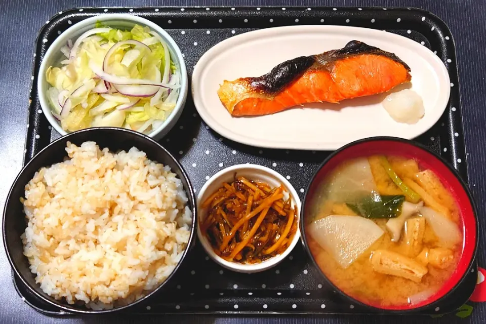 今日の朝ごはん（発芽玄米ごはんに焼鮭（紅鮭）、玉ねぎサラダ、かぶのみそ汁、ごぼうと昆布漬）|Mars＠釜飯作り研究中さん