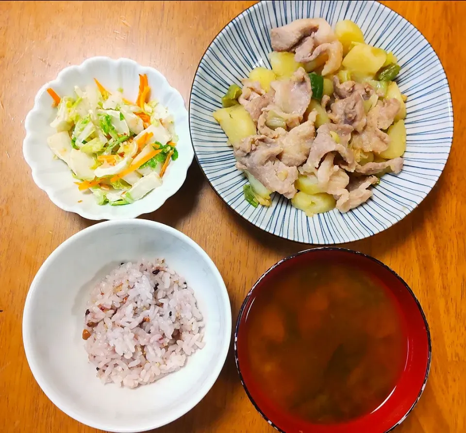 Snapdishの料理写真:2022 1018　豚肉とじゃがいものにんにく醤油炒め　白菜のマヨぽんサラダ　なめことわかめのお味噌汁|いもこ。さん