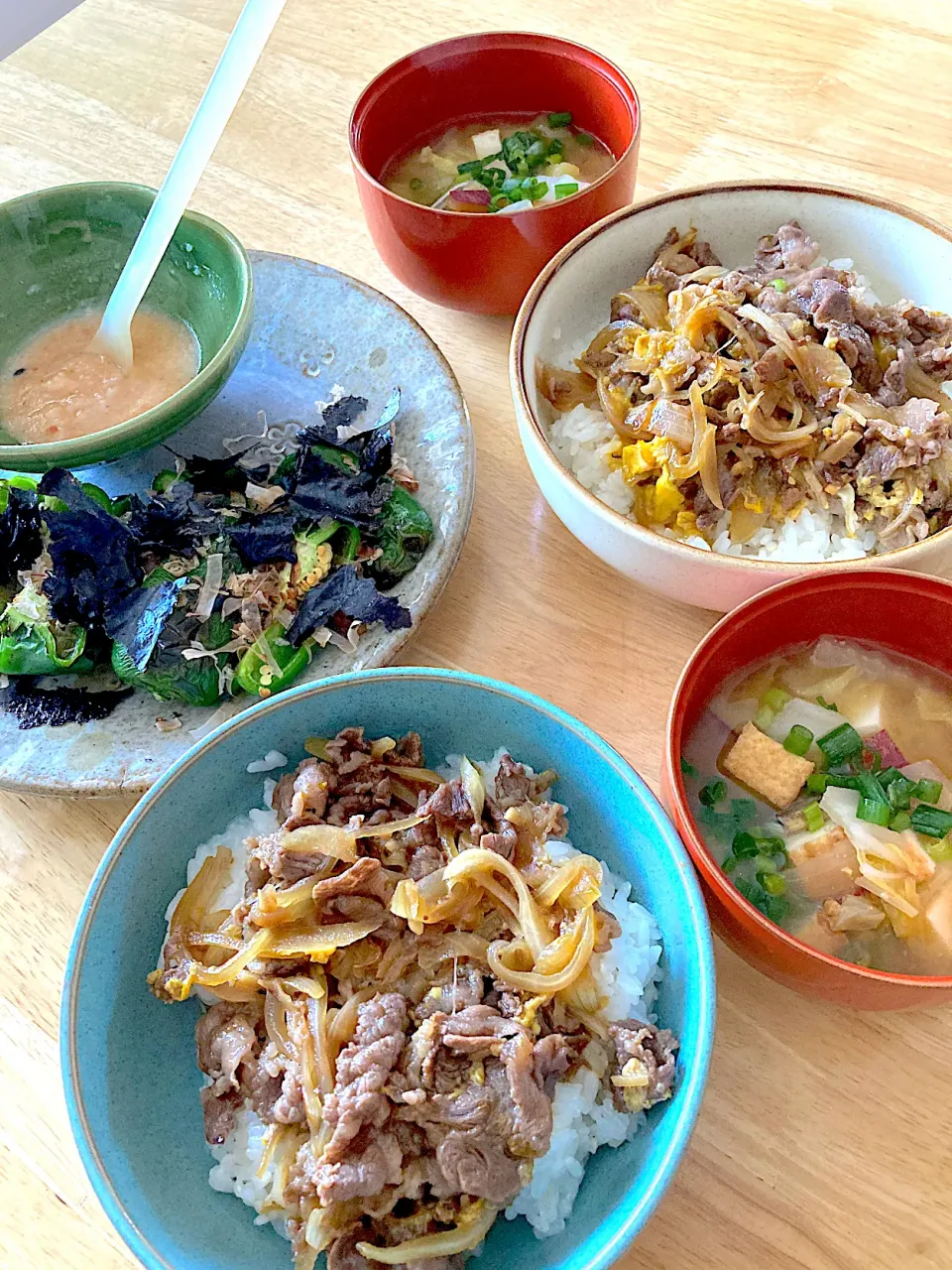 牛丼♡さつま芋と厚揚げと白菜のお味噌汁♡焼きピーマン🫑〜生の生姜と大蒜と豆板醤たっぷり旨辛ダレで😋|さくたえさん