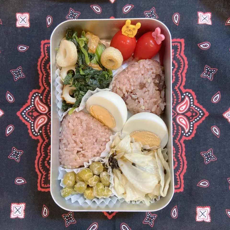 2022/10/25
栗おこわおにぎり🍙（冷食）
ゆで卵
ほうれん草とちくわのバター醤油炒め
キャベツの塩昆布和え
うぐいす豆
ミニトマト🍅|aichanさん