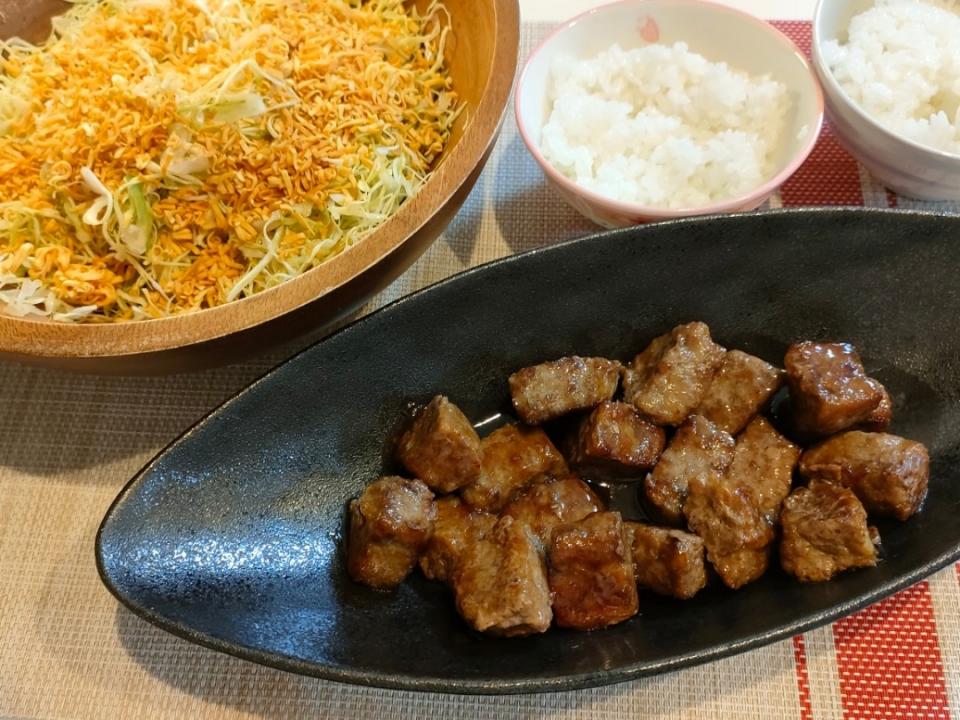 サイコロステーキとチキラーサラダ