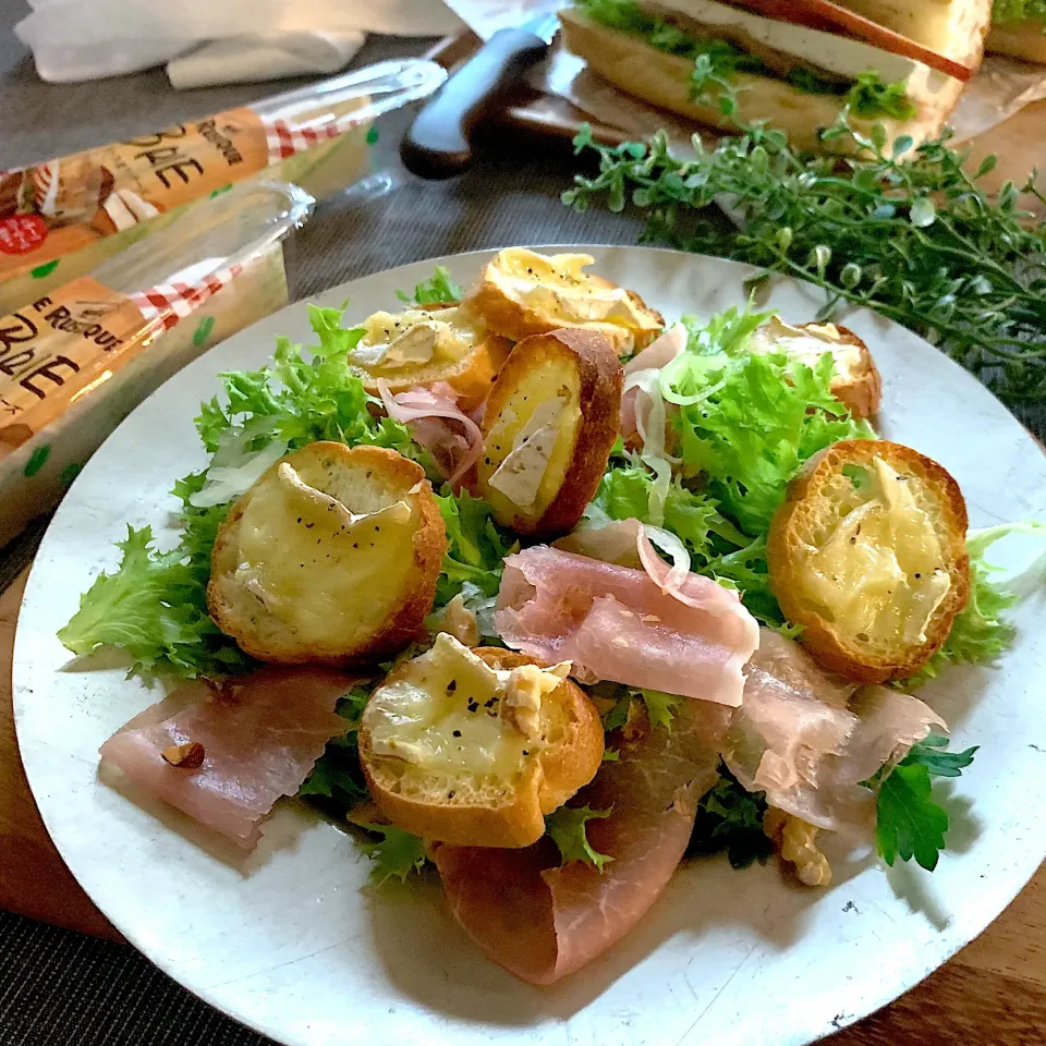 Snapdishの料理写真:焼きル・ルスティックブリーと生ハムのサラダ|なだちいさん