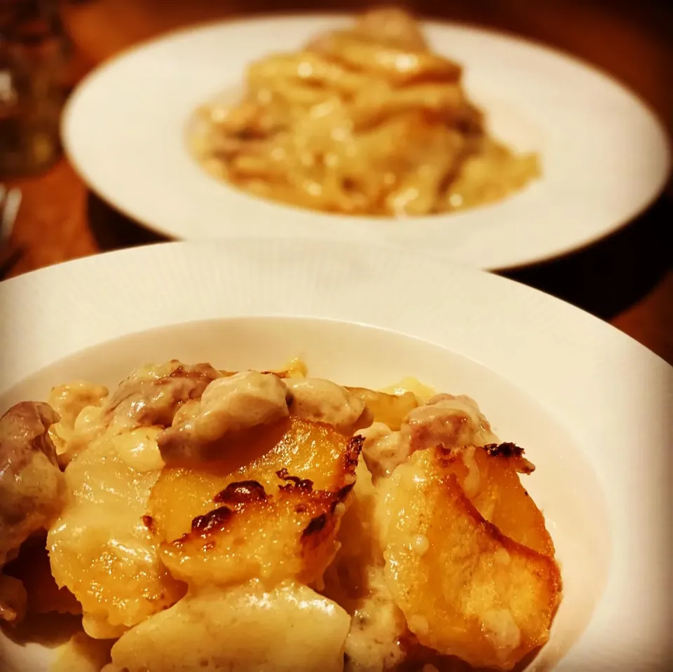 Snapdishの料理写真:Dinner ! Dinner ! 
Chicken An Onion cooked in a Creamy Béchamel Sauce topped with Sliced Potatoes with Butter Baked in the oven 
#chickenpotatopie 
#homemade
#c|Emanuel Hayashiさん