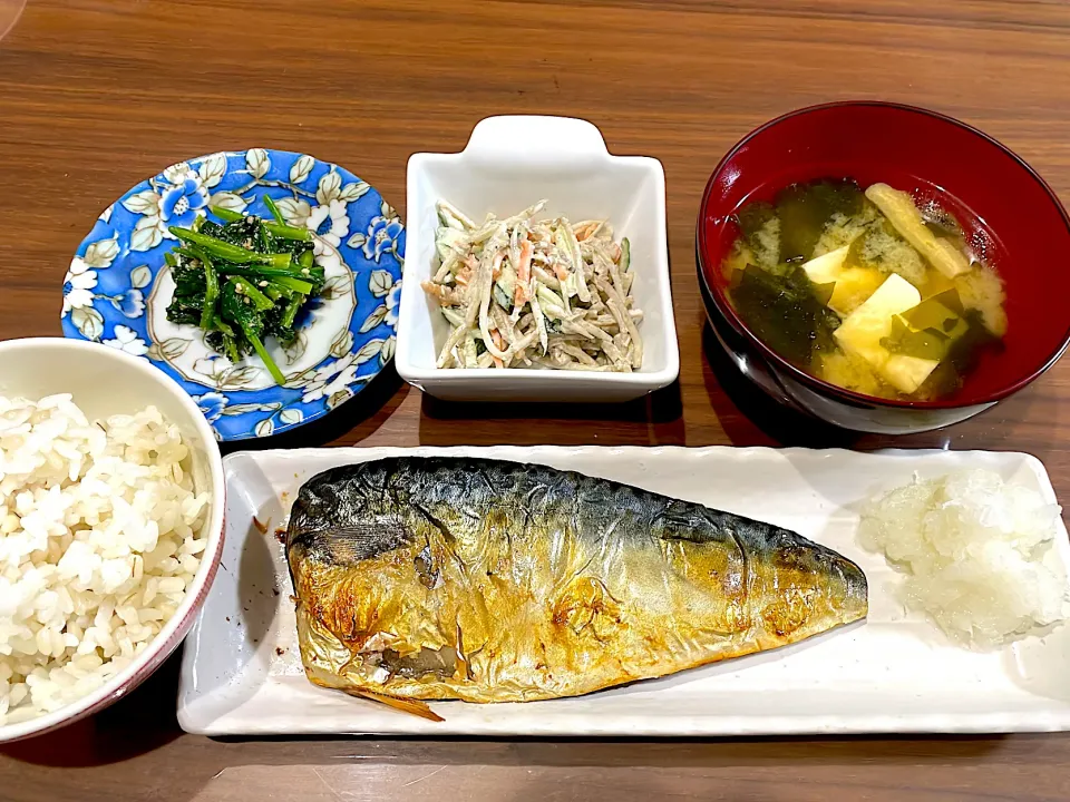 塩鯖　豆腐とわかめの味噌汁　ごぼうサラダ　ほうれん草のごま和え|おさむん17さん