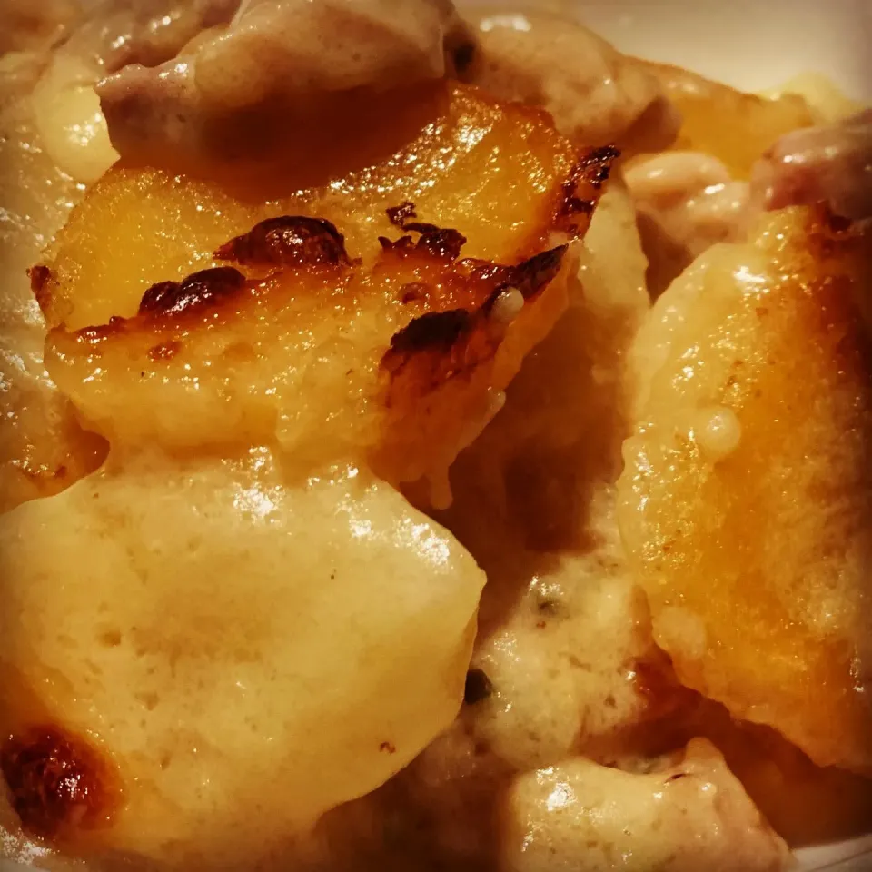 Dinner ! Dinner ! 
Chicken An Onion cooked in a Creamy Béchamel Sauce topped with Sliced Potatoes with Butter Baked in the oven 
#chickenpotatopie 
#homemade
#c|Emanuel Hayashiさん