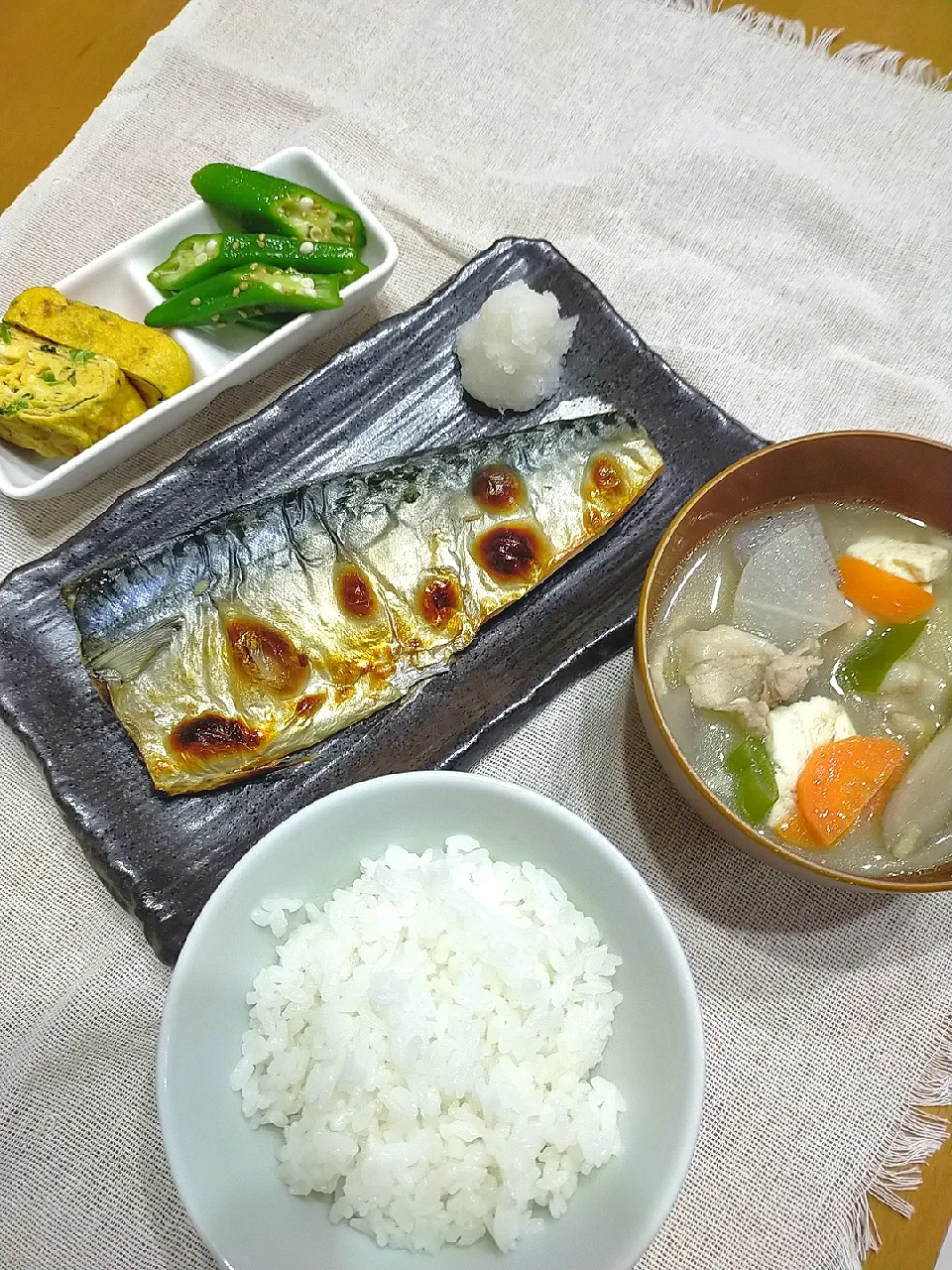 Snapdishの料理写真:サバの塩焼き
豚汁
ほうれん草のだし巻き卵
オクラのピリ辛漬け|羊さんさん