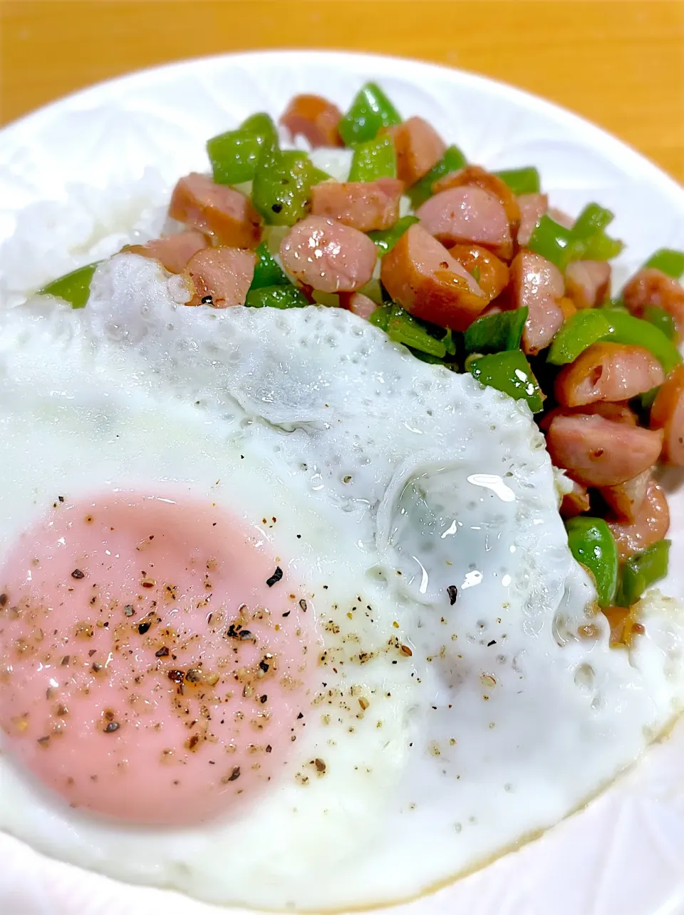 ウィンナー目玉焼き丼🍳|Shiro¨̮⑅さん