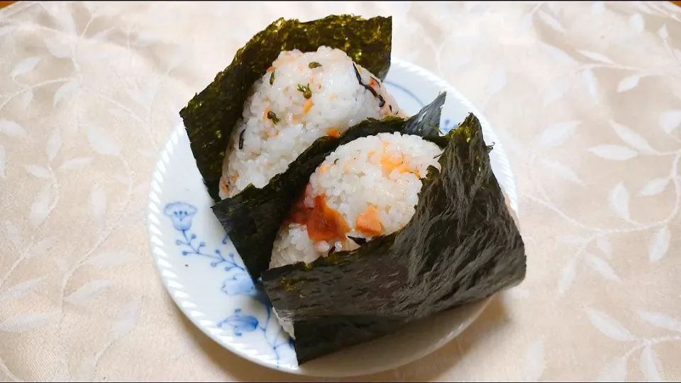 Snapdishの料理写真:10/25の夜勤弁当
塩鮭と穂紫蘇の混ぜ込みおにぎり🍙|卯月さん